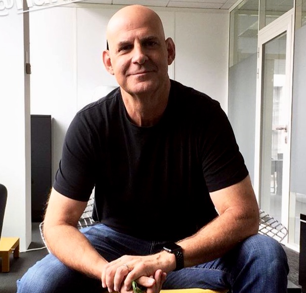 picture of harlan coben sitting